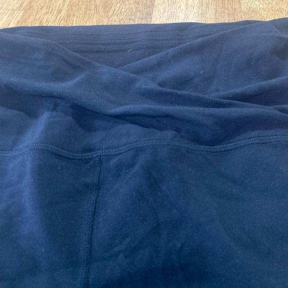 Beautiful lululemon Capri size 12 - Picture 6 of 7